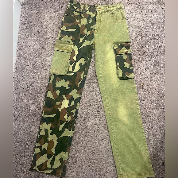 Two-Tone Camo Jeans - Picture 2 of 4